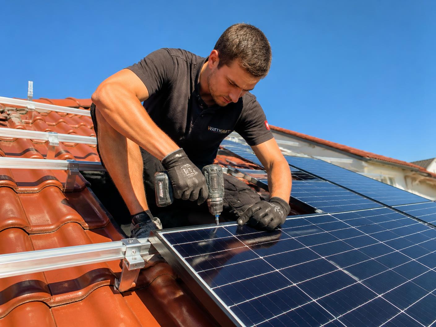 Installazione di pannelli fotovoltaici sul tetto di un'abitazione